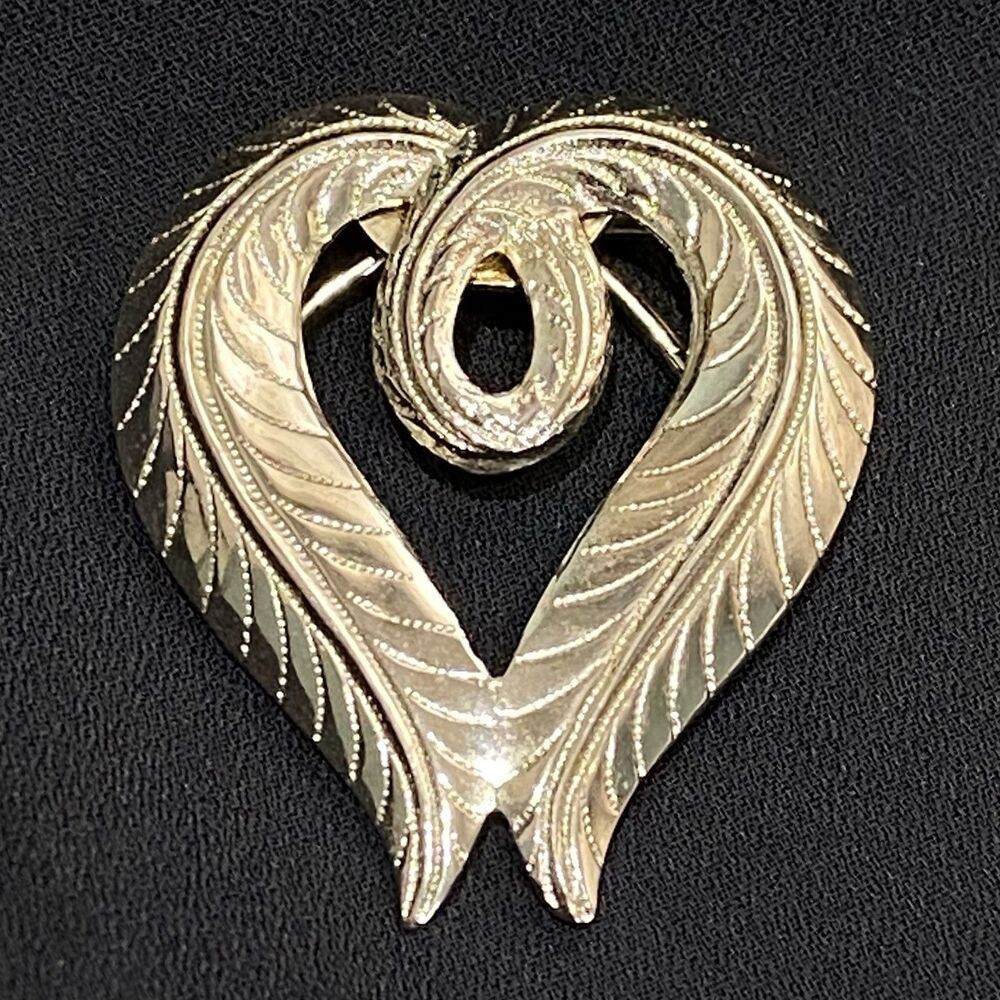 Jeri-Lou Silver Tone Scarf Clip Heart-Shaped Leaf Scroll Fashion Jewelry 1.5”